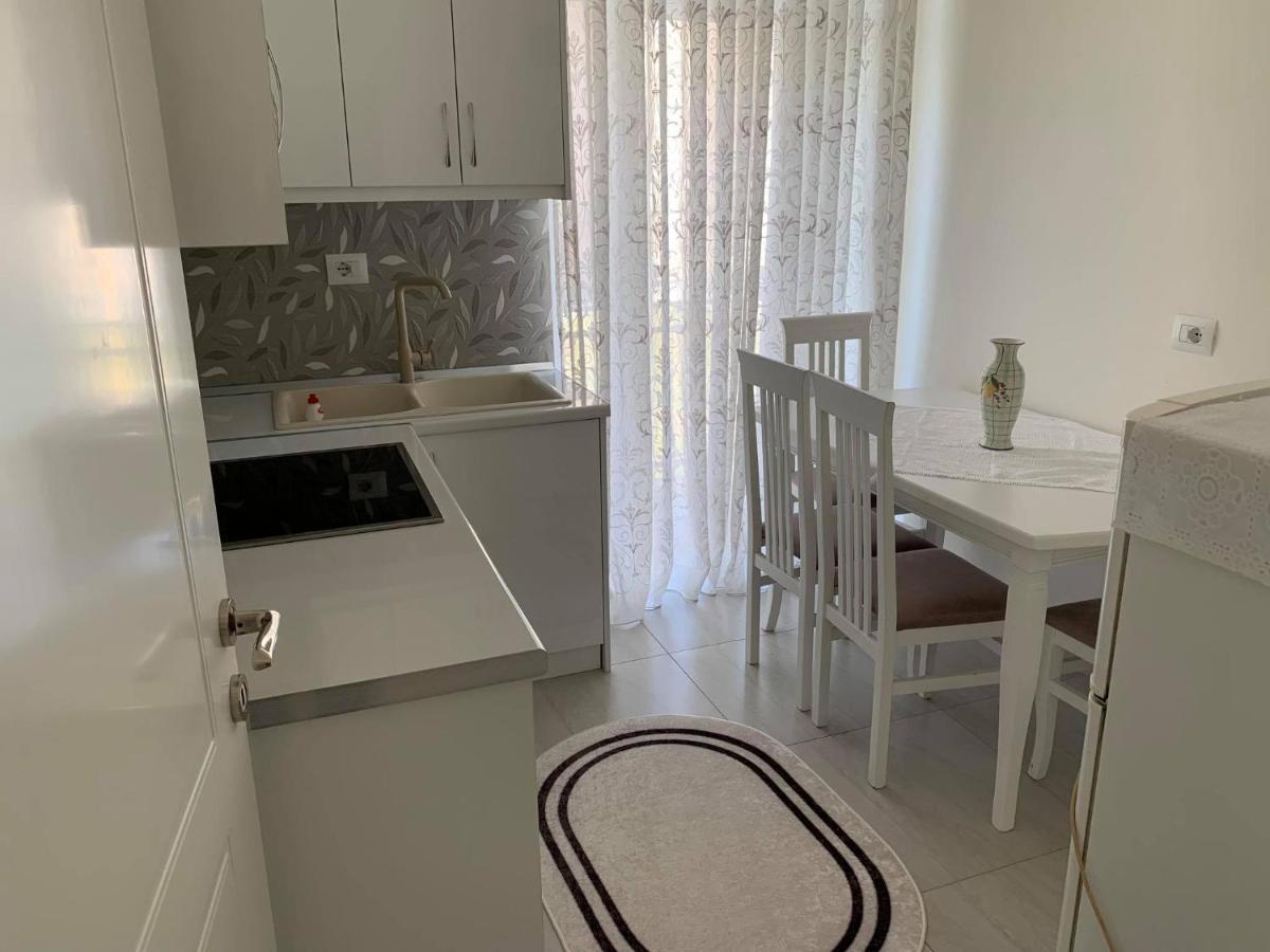 Apartament Oresti Korce Buitenkant foto